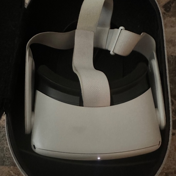 Oculus Quest 2 - Picture 5 of 6